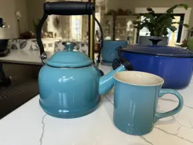 Qs9403-17 Le Creuset Enamel On Steel 1.25 Quart Demi Tea Kettle And Mug Set Caribbean