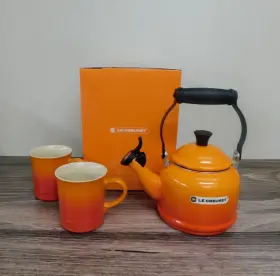 Qs9403-2 Le Creuset Enamel On Steel 1.25 Quart Demi Tea Kettle And 2 Mug Set Flame - New
