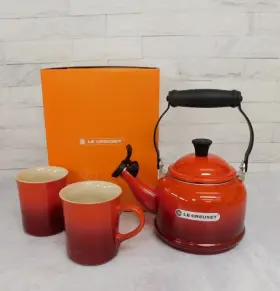 Qs9403-67 Le Creuset Enamel On Steel 1.25 Quart Demi Tea Kettle And 2 Mug Set Cerise - New