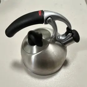 10481 Oxo Uplift Stainless Steel Whistling Tea Kettle 2 Quart Easy Clean Silver Black
