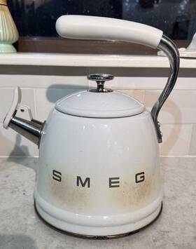 Smeg Wkf01cr Stainless Steel Stovetop Whistling Kettle 2.3l /2.4 Quart Capacity - Beige