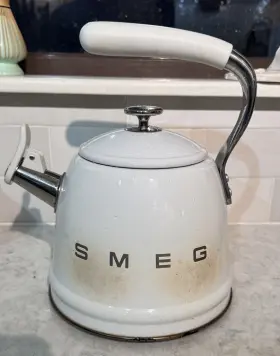 Wkf01cr Smeg Stainless Steel Stovetop Whistling Kettle 2.3l /2.4 Quart Capacity - Beige