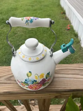 3221qc The Pioneer Woman Enamel-on-steel Floral Whistling Tea Kettle 2.5 Quart White