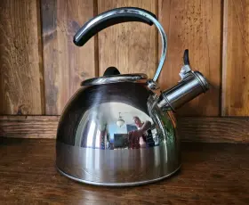 0317 Wolfgang Puck Kettle Tea Pot Stainless Steel- Silicone Handle- Whistling 2.6 Qt